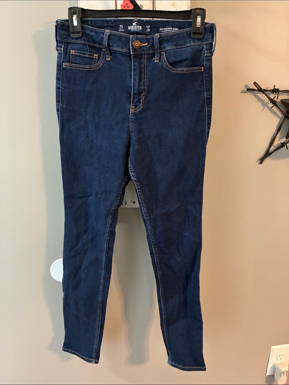 Juniors Hollister dark wash high rise super skinny jeans size is 7 short